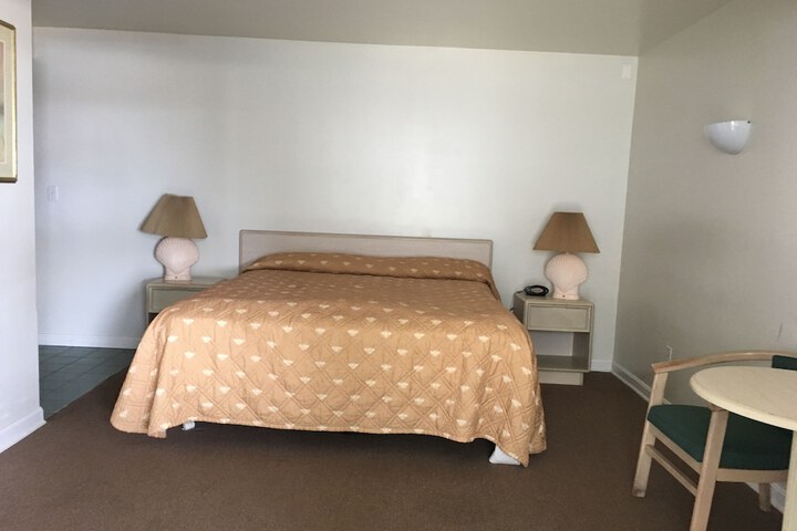 1 King Bed (9 of 9)