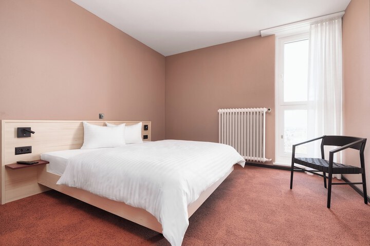 Room 6 of 25