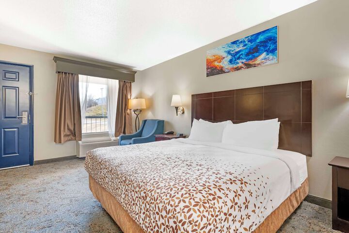 1 King Bed - Wireless High Speed Microfridge Coffee Maker Iron Hair Full Breakfast (7 of 15)