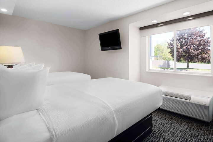 1 Queen Bed (3 of 7)