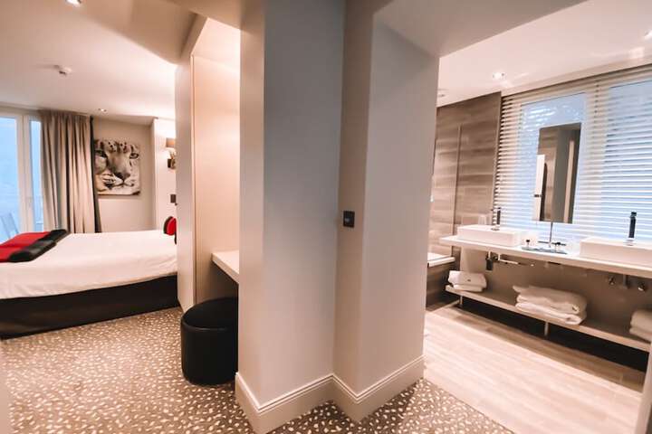 Room 28 of 45
