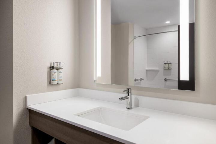 2 Queen Standard Bath Shower Combination (7 of 16)