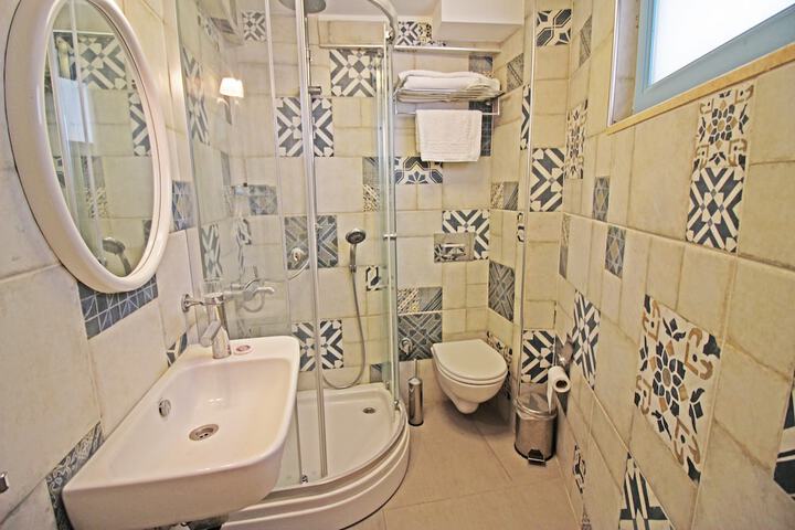 Room 5 of 16