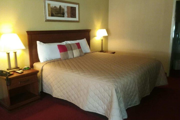 1 King Bed (4 of 4)