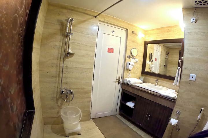 Room 27 of 76