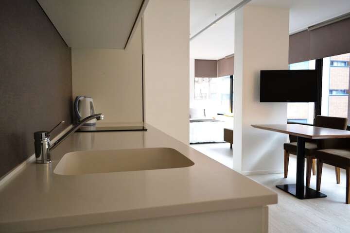 Lounge 17 of 25