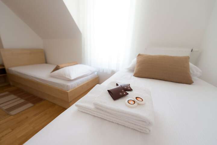 Room 5 of 32