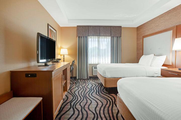 Accessible 2 Queen Accessible Communication Assistance Roll in Shower Refrigerator WiFi Continental Breakfast (4 of 11)