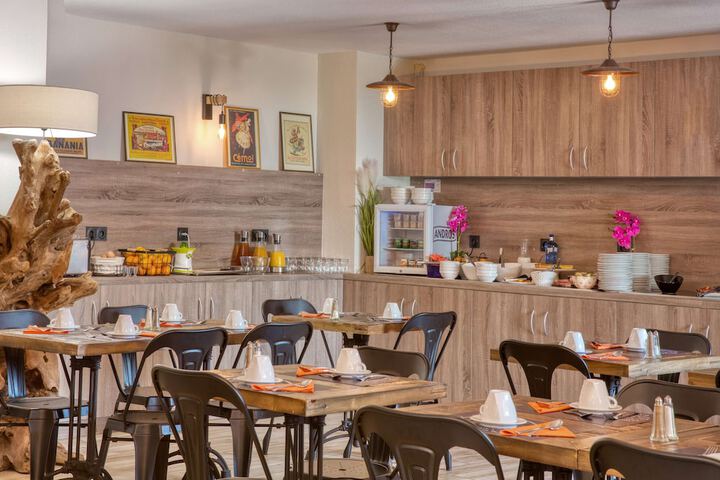 Breakfast area