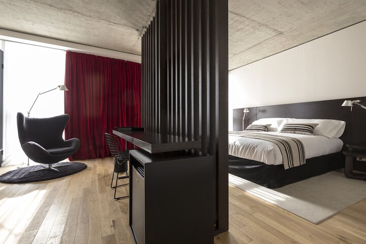 Room 8 of 136