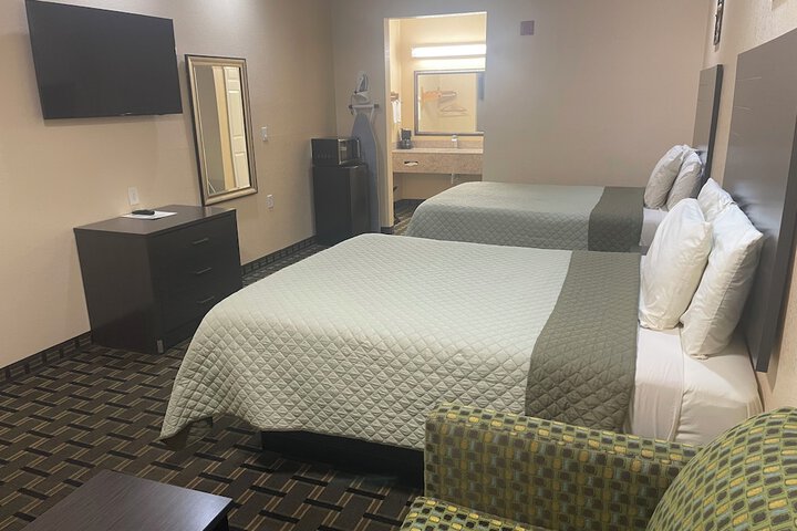 Deluxe 2 Queen Beds (7 of 9)