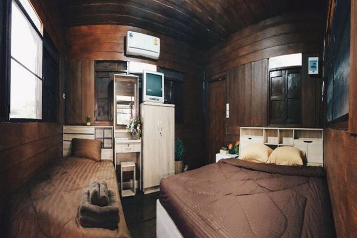 Room 4 of 9