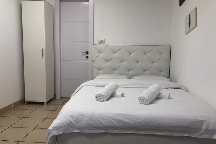 Room 5 of 140