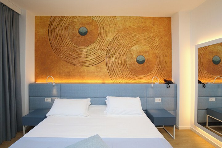Room 82 of 221