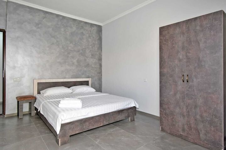 Room 7 of 24