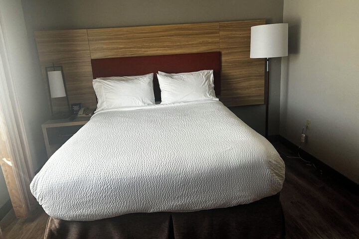 1 Queen Bed Studio Suite (3 of 10)