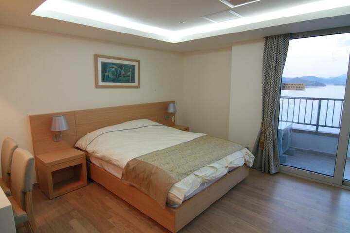 Room 6 of 45