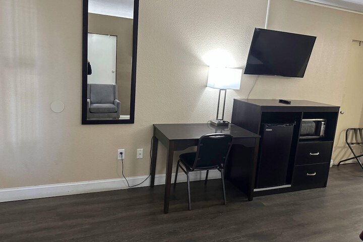 Room 13 of 40