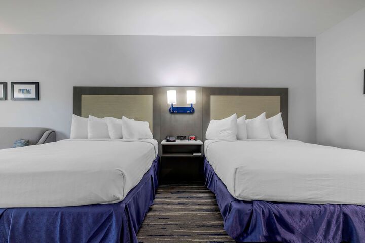 2 Queen Beds (6 of 16)