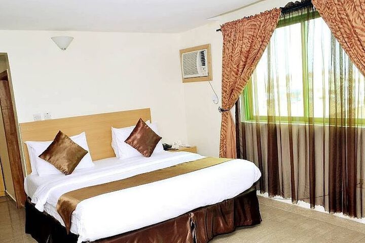 Room 10 of 33