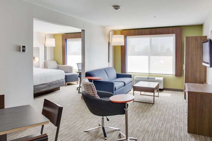 1 King Bed (3 of 9)