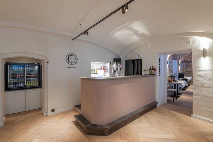 Lounge 124 of 148