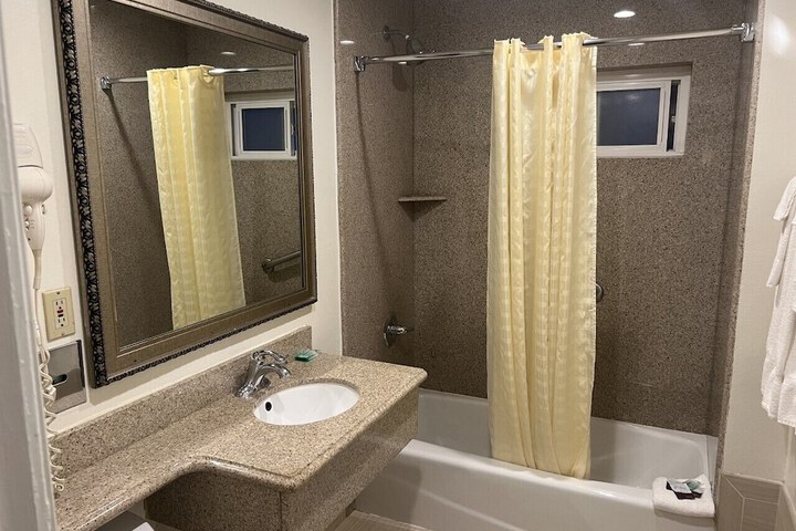 1 Queen Bed (1 of 2)