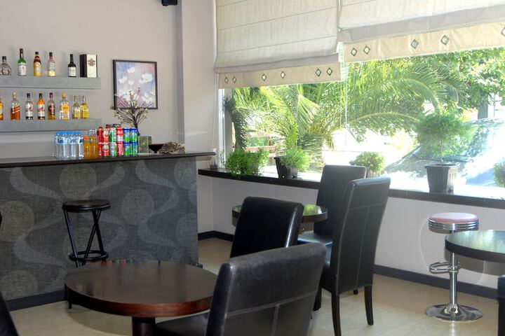 Lounge 17 of 25