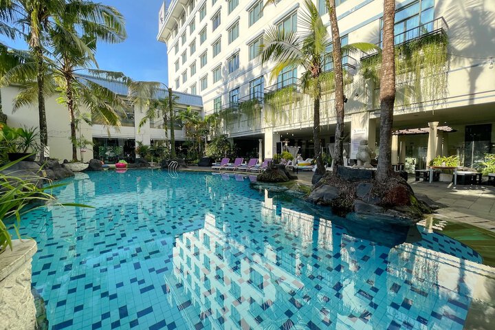 Hotel Pool