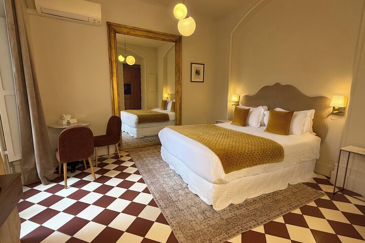 Room 28 of 77