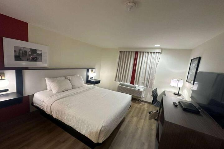 1 King Bed (8 of 11)