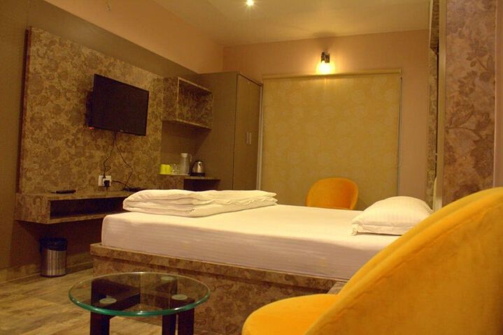 Room 6 of 10