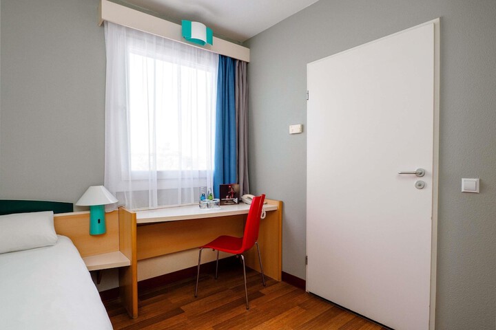 Room 12 of 77