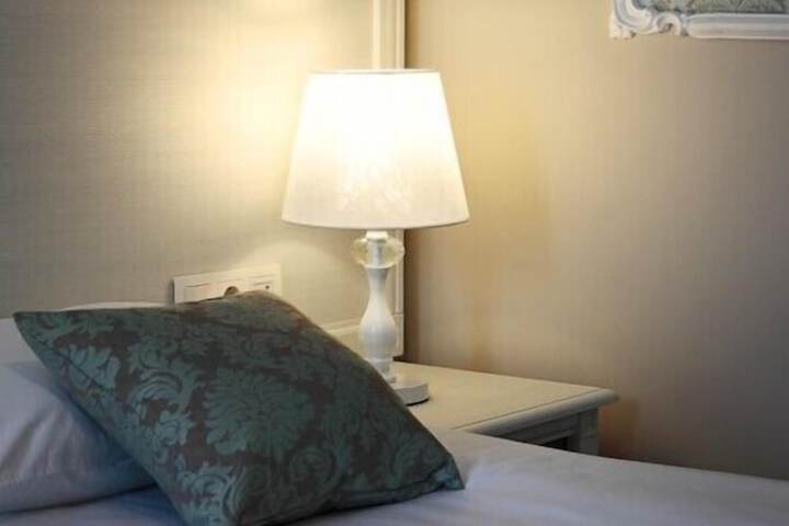 Room 8 of 33