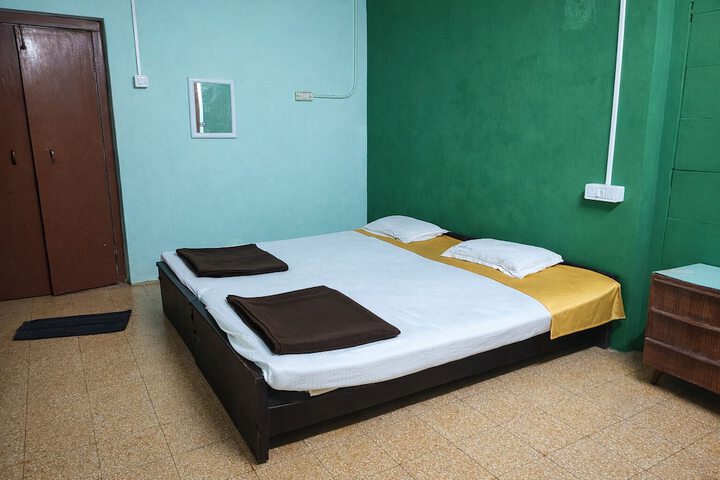 Room 9 of 14