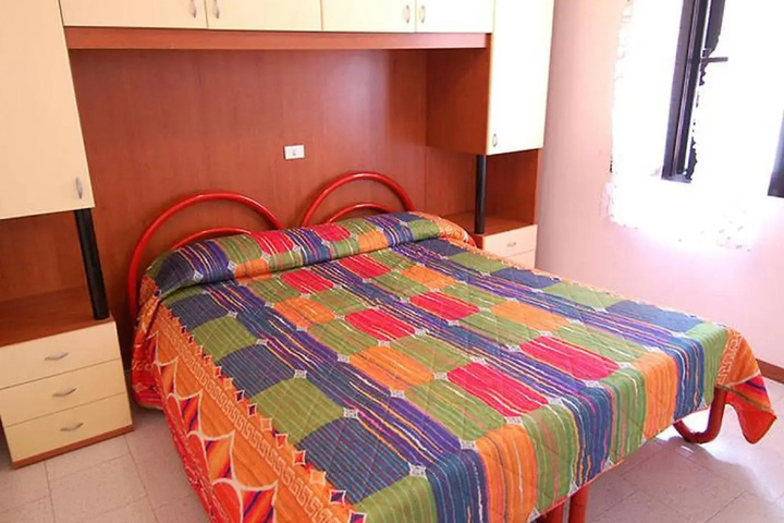Room 4 of 8