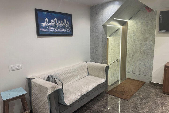 Room 8 of 38