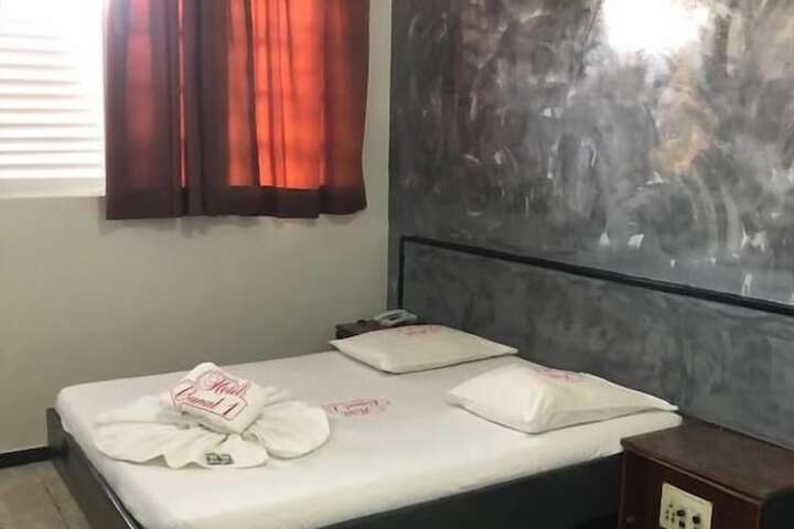 Room 4 of 8