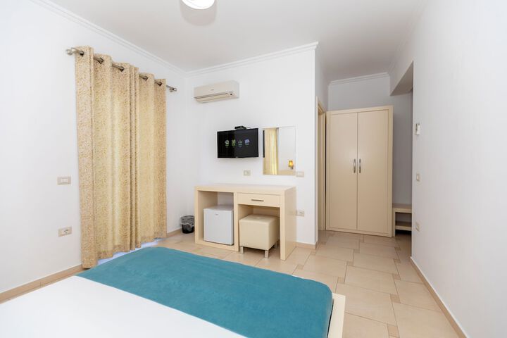 Room 12 of 100
