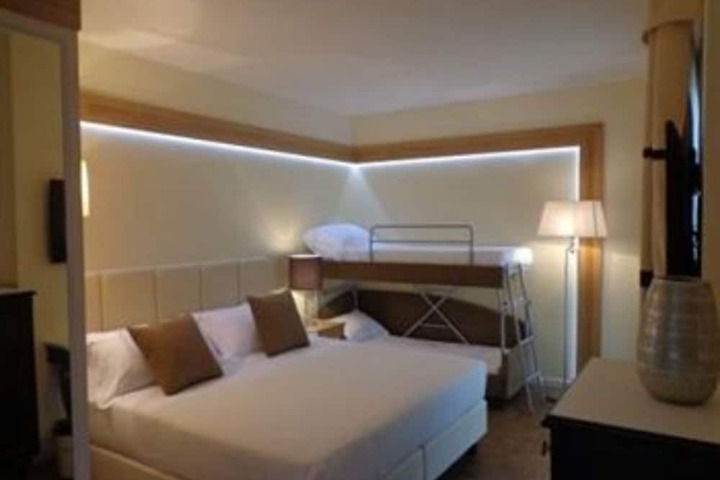 Room 9 of 37