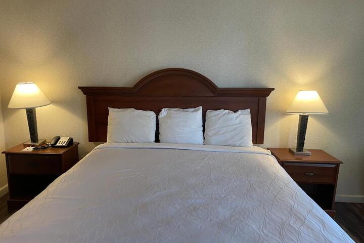 California King Bed (3 of 4)