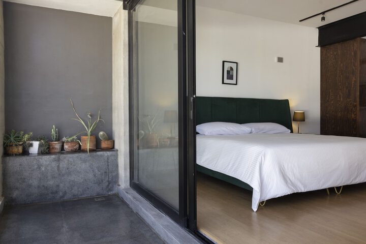 Room 44 of 148