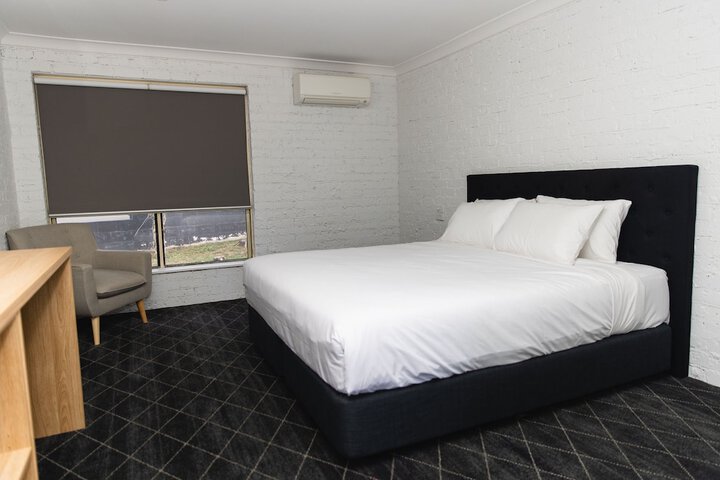 Room 6 of 28
