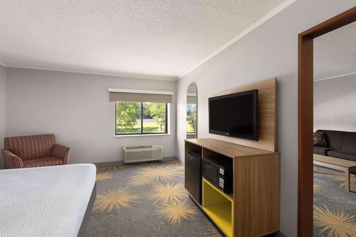 1 King Bed (2 of 25)