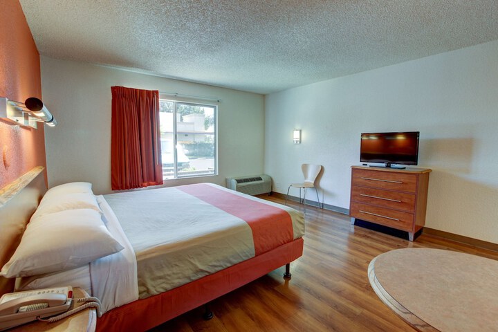 1 King Bed (2 of 4)