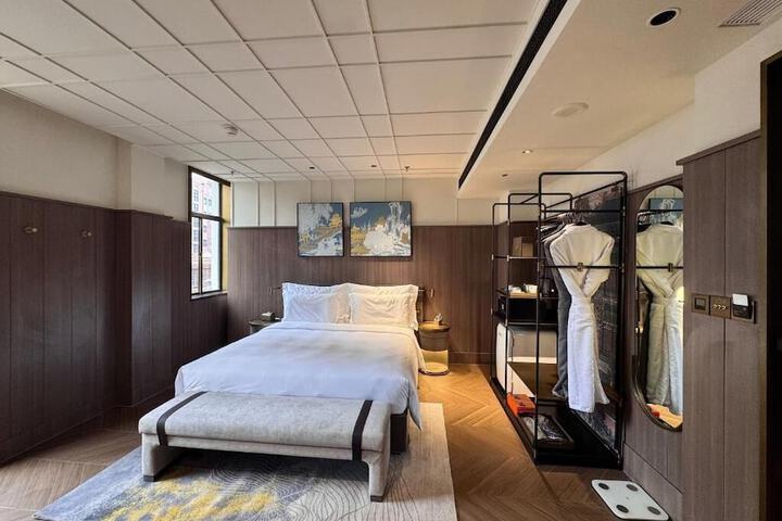 Room 32 of 141