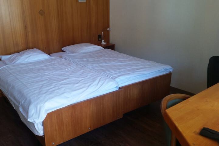 Room 8 of 40