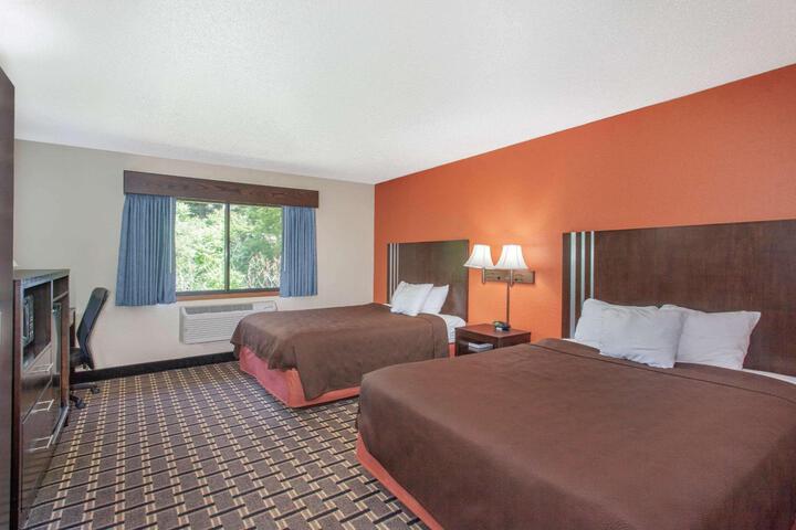 1 Queen Bed (1 of 8)