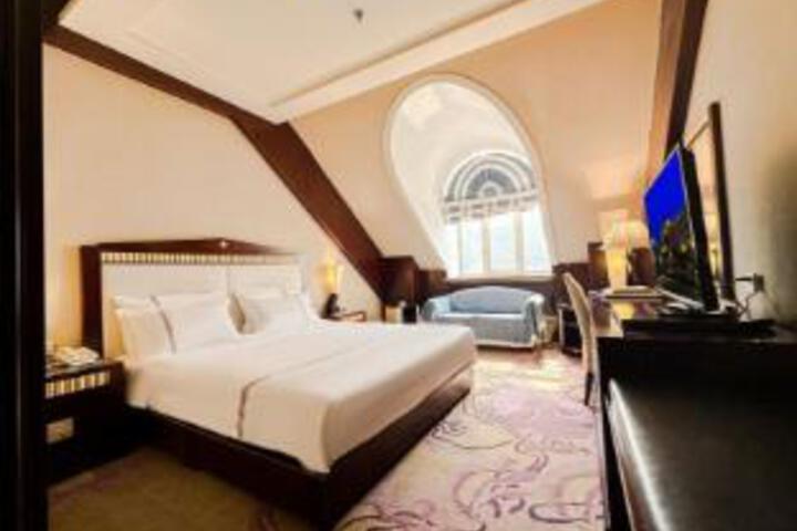 Room 6 of 8