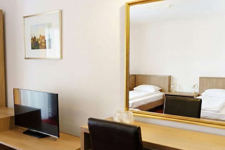 Room 13 of 191